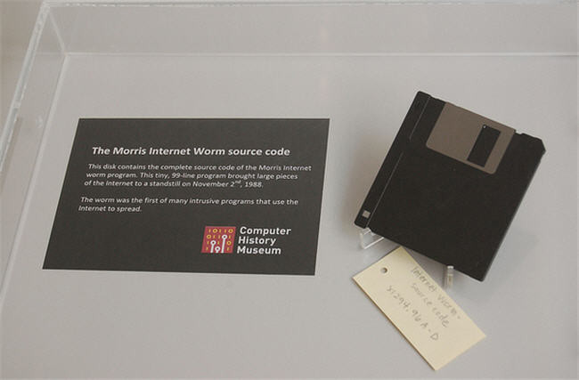 Un disquette en el Computer History Museum de Silicon Valley contiene una copia del código fuente del gusano de Internet de Morris.